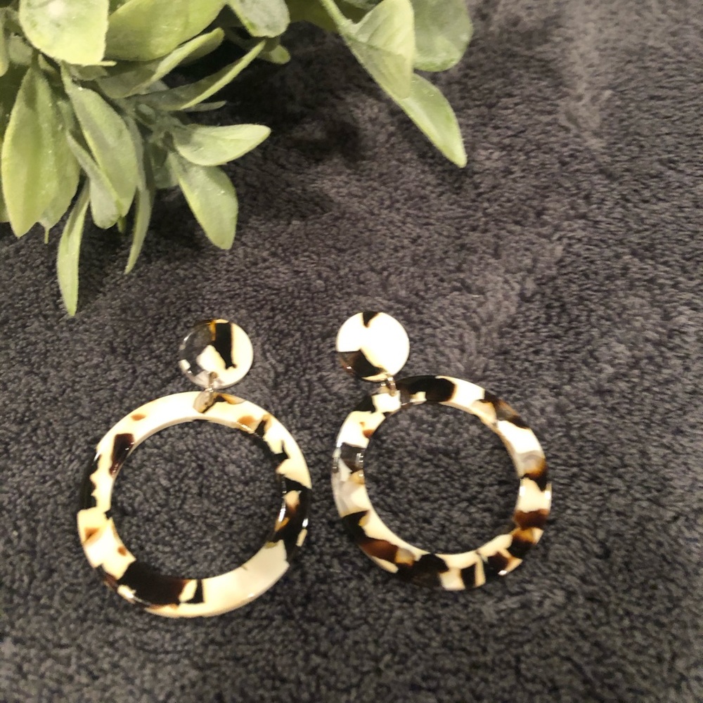 Gorgeous tortoise shell acrylic hoops earrings